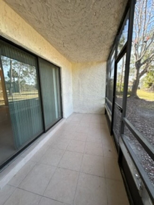 Building Photo - Beautiful Ground Floor 1 Bedroom Condo in ...