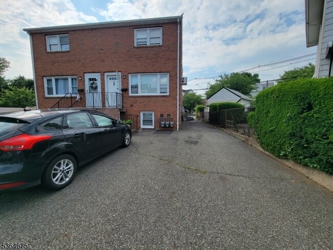 Building Photo - 555 Clifton Ave