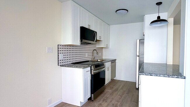 Building Photo - 1885 Pacific Ave