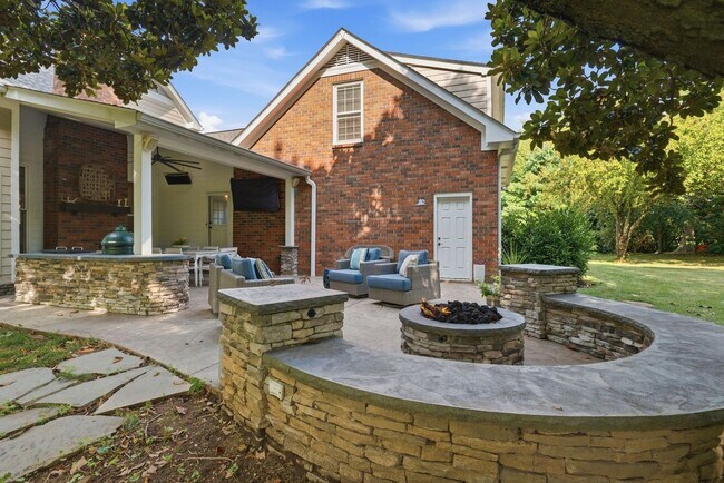 Building Photo - 1733 Carriage Ct