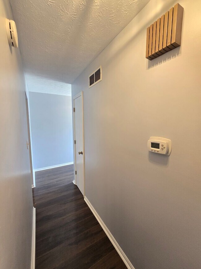 Building Photo - Brick Ranch in the heart of Jeffersontown! Featuring hardwood styled floors, 3 Bedrooms, 1.5 Bath...