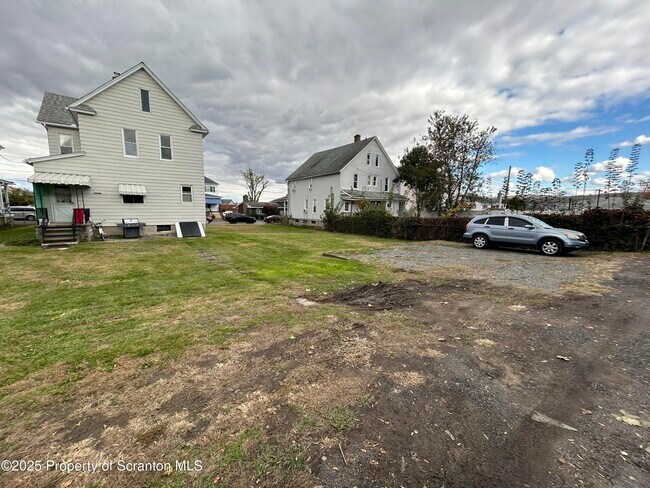 Building Photo - 729 W Locust St
