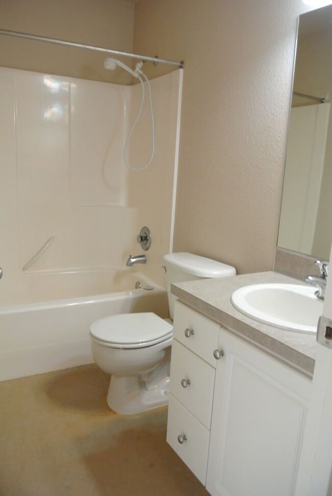 Building Photo - Spacious 3 bedroom 2.5 bath home in SE Cor...