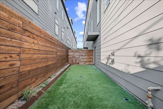 Building Photo - 1715 Bennett Ave