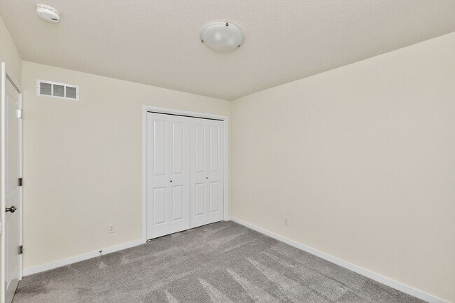 Building Photo - BEAUTIFUL CORNER LOT!! 3 Bedroom, 2 Bathroom Home in Des Moines!