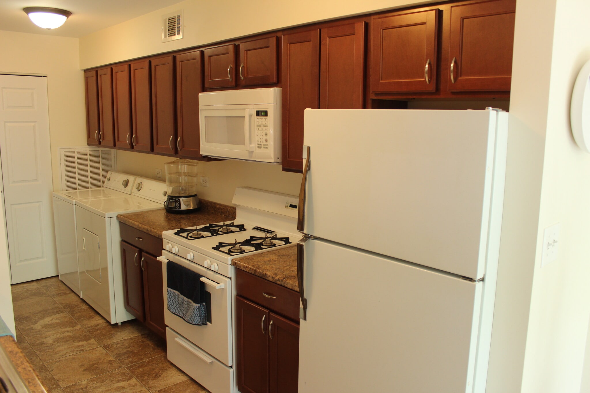 Building Photo - 10S420 Echo Ln