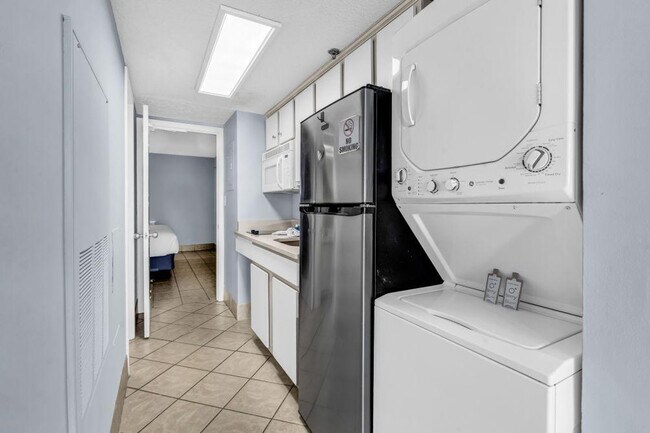 Building Photo - 647 N Creekside Dr