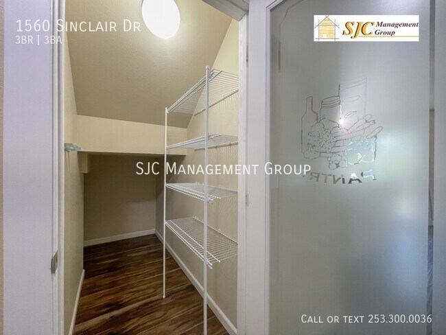 Building Photo - 1560 Sinclair Dr
