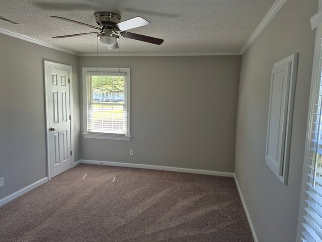 Building Photo - Recently Remodeled 3 Bedroom, 2 bath house.