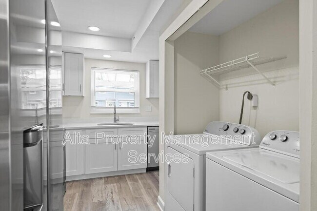 Building Photo - 11359 Bedford Oaks Dr