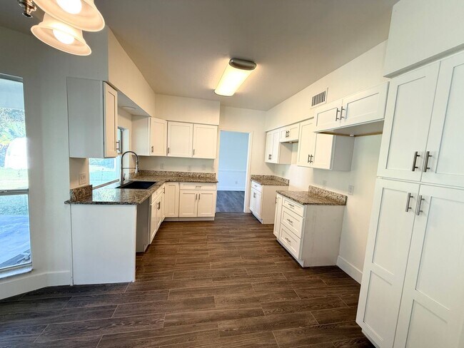 Building Photo - Beautifully Updated 4-Bedroom Home with Po...