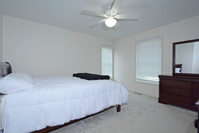 Building Photo - Spacious 5-Bed 3-Bath Home in South St. Paul - Available Now!