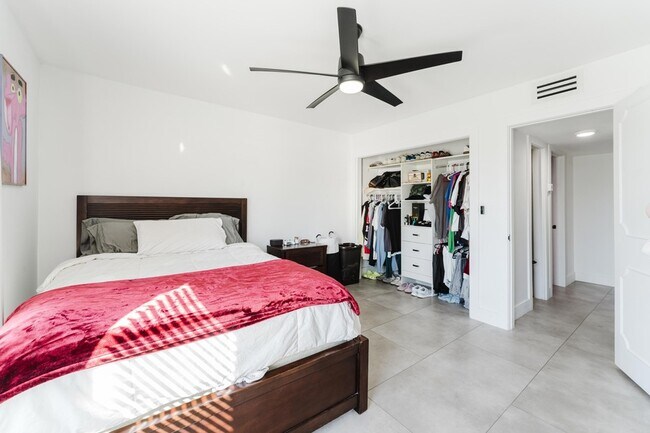 Building Photo - 800 E Camino Real