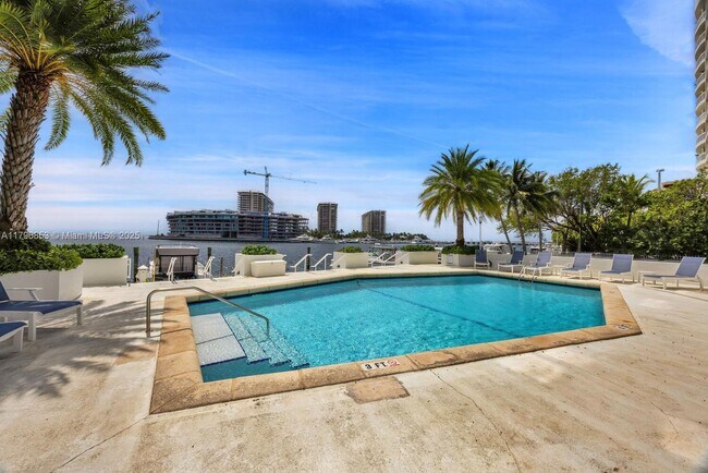 Building Photo - 1600 S Bayshore Ln