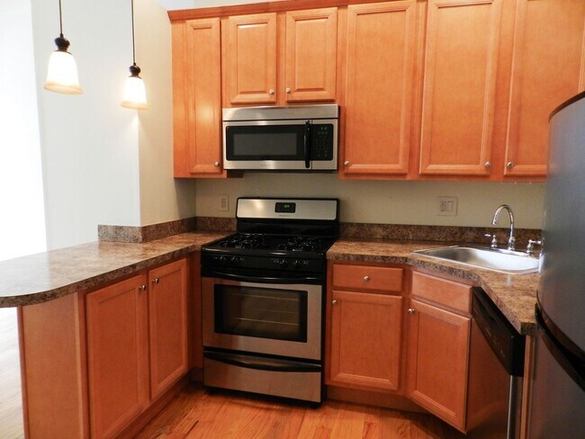 Building Photo - Beautiful 1 BR w/ in unit WASHER / DRYER a...