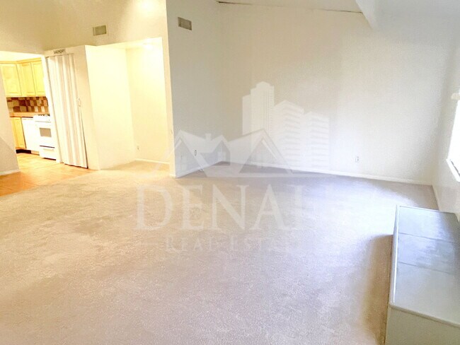 Building Photo - 3750 N Country Club Rd