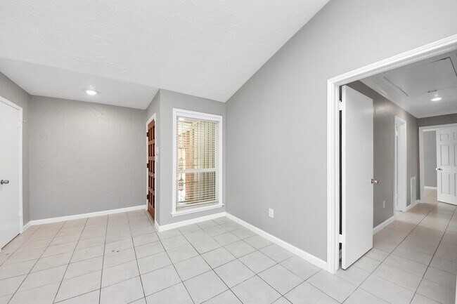 Building Photo - 10707 Shannon Hills Dr