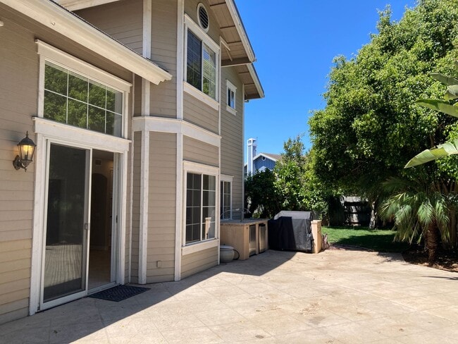 Building Photo - Spectacular and Spacious 4 Bed / 3 Bath Sa...