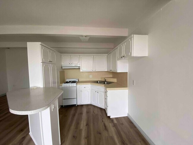 kitchen - 1640 N Hobart Blvd