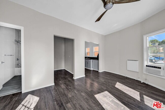 Building Photo - 3209 Descanso Dr