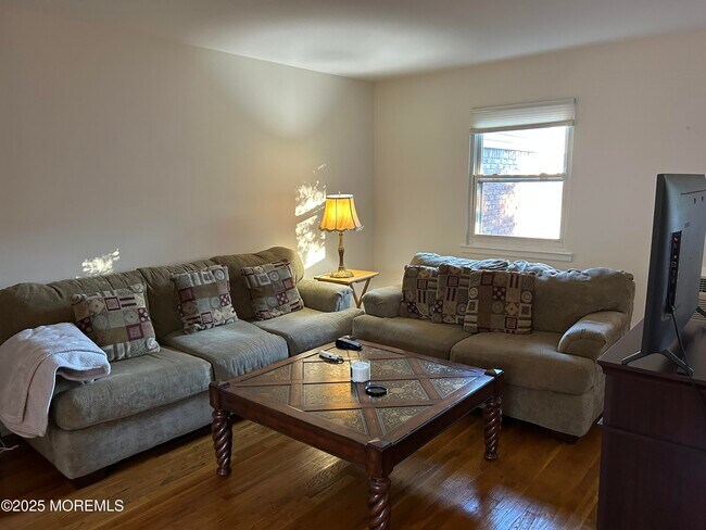 Primary Photo - 79 Roseland Ave