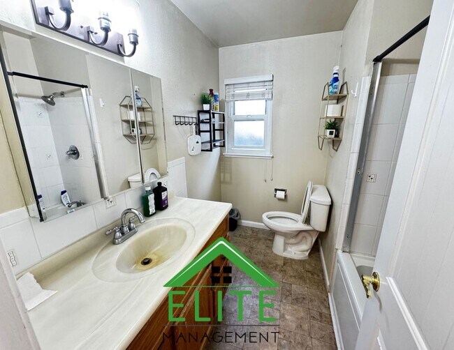 Building Photo - **Charming 3-Bedroom Home in Established S...