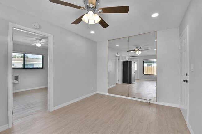 Building Photo - 6101 NW 9th Ct