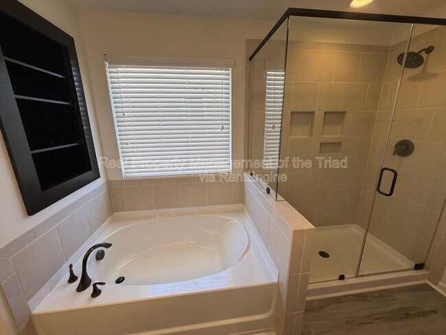 Building Photo - 1311 Red Deer Dr