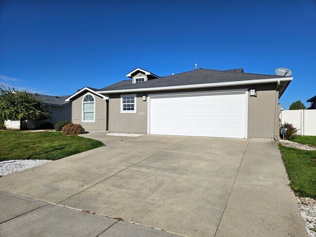 Building Photo - $1,995 - 2 Bed / 2 Bath Beautiful House in...