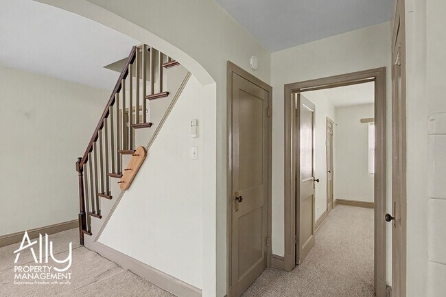 Building Photo - 2550 Woodland Dr