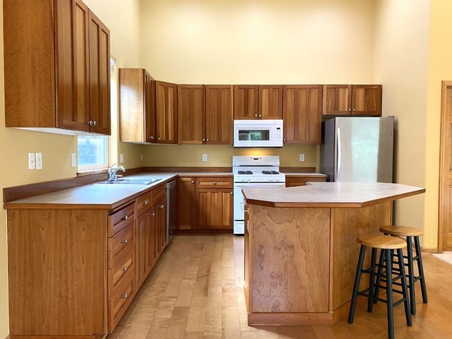 Building Photo - Private Hood River Home