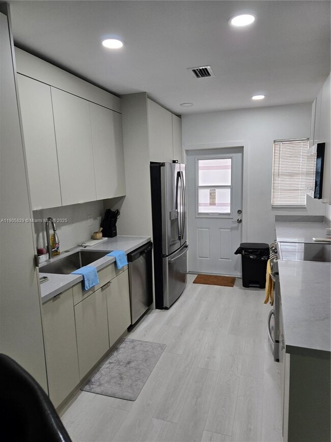 Building Photo - 251 NE 187th St