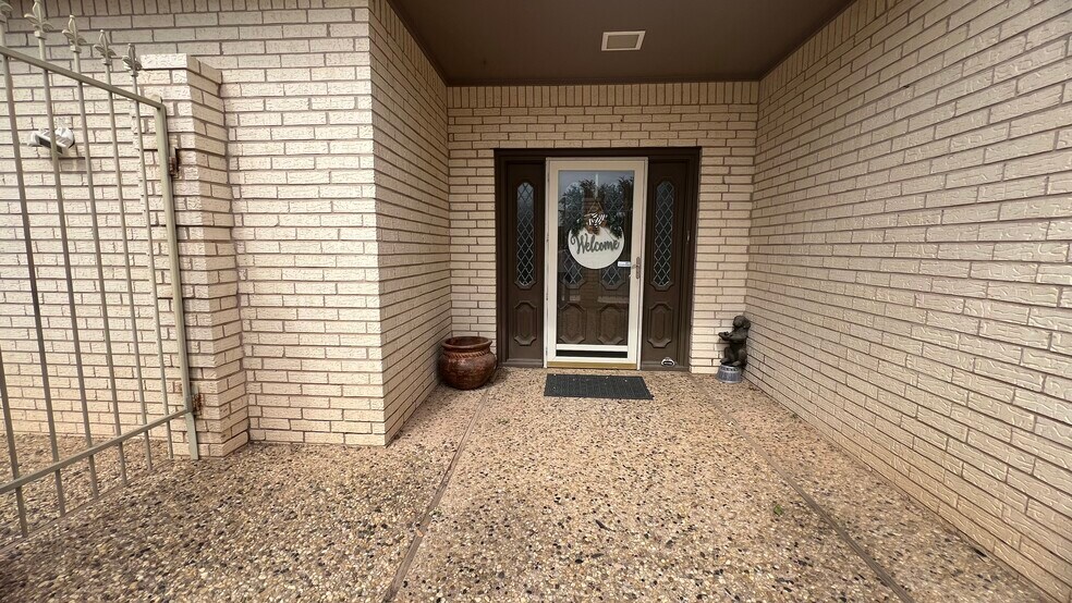Primary Photo - 2200 N H St