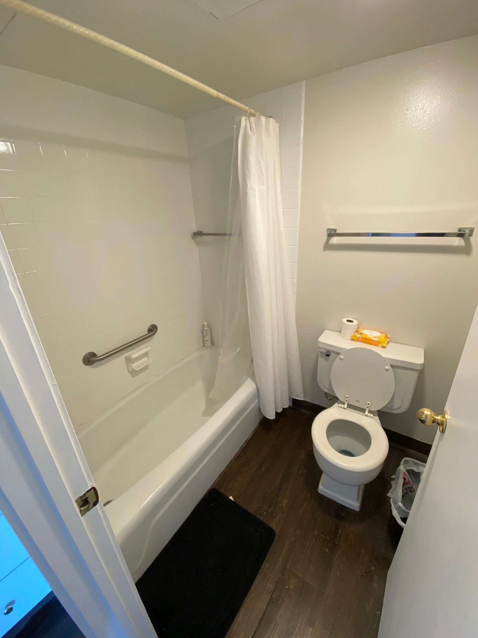 Building Photo - 450 W 7th St