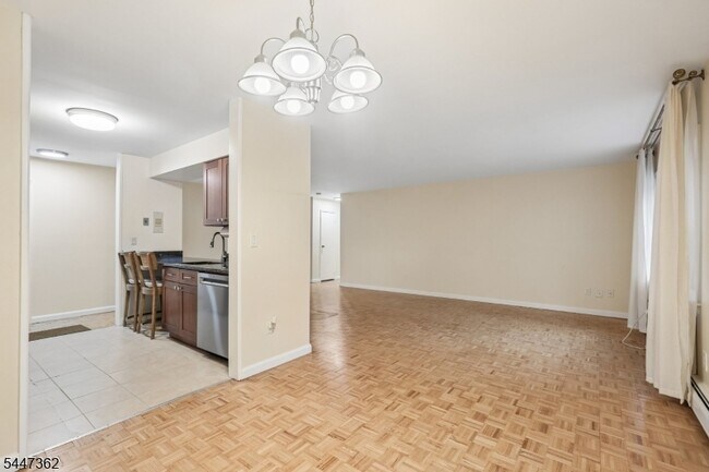 Building Photo - 135 S Maple Ave