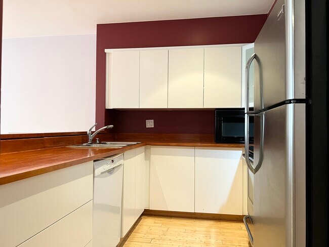 Building Photo - 1015 N Kings Rd