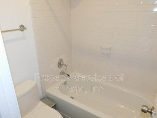 Building Photo - 4115 Pine Heights Dr NE