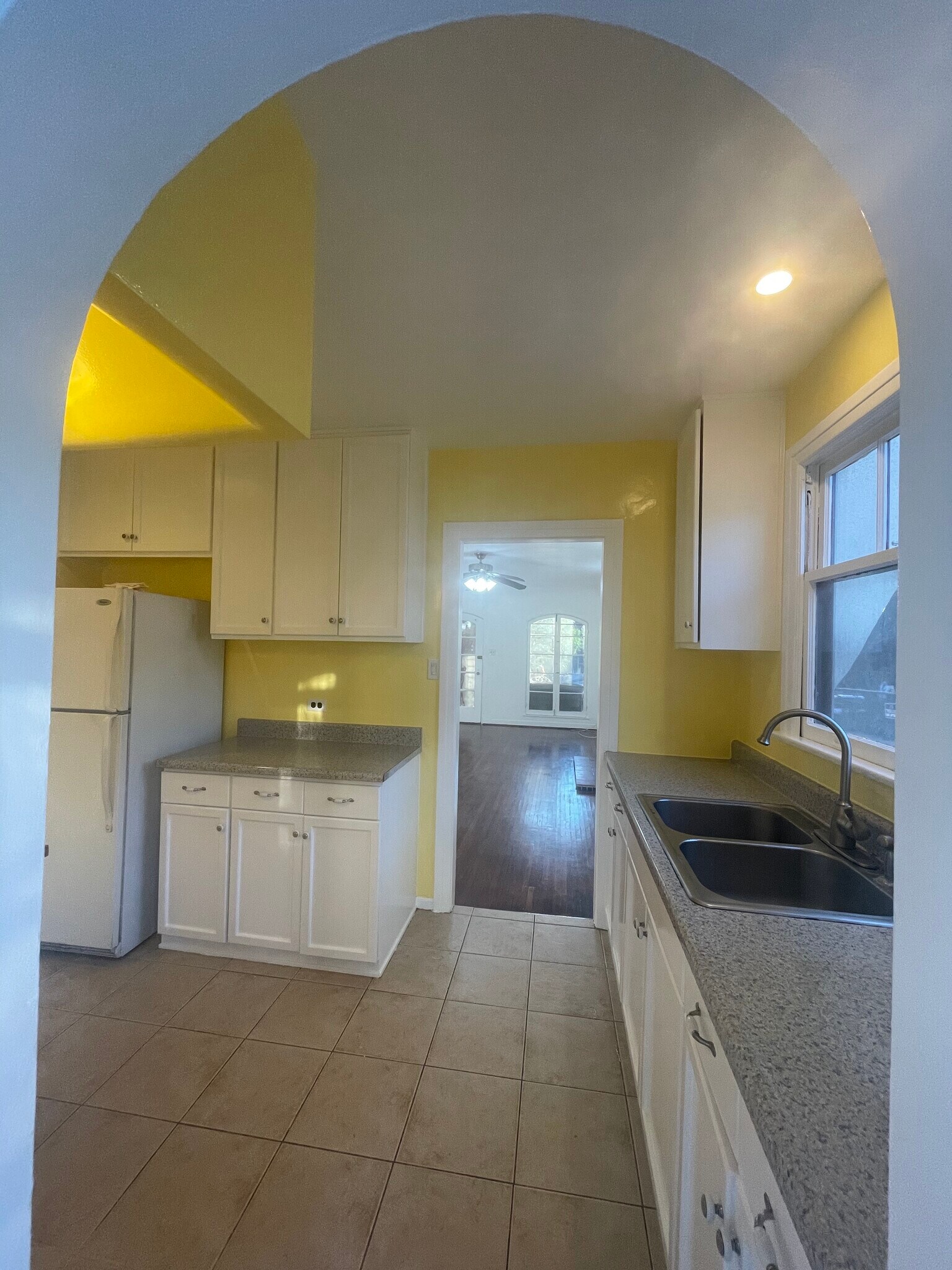 Sunny kitchen - 782 E Kensington Rd