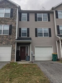 Building Photo - 3 Bedroom Townhouse for Rent in Waynesboro!