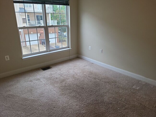 Building Photo - Fantastic 2 Bed 2.5 Bath Interior Townhome...