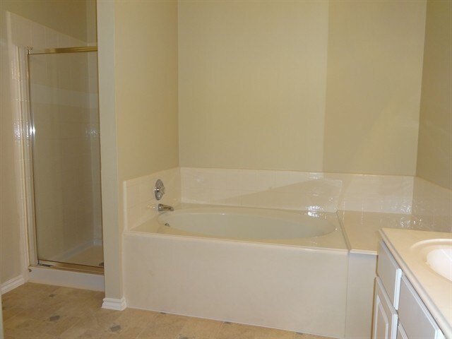 Building Photo - 1819 Manor Dr