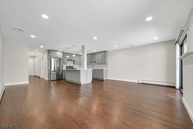 Building Photo - 266 Garibaldi Ave