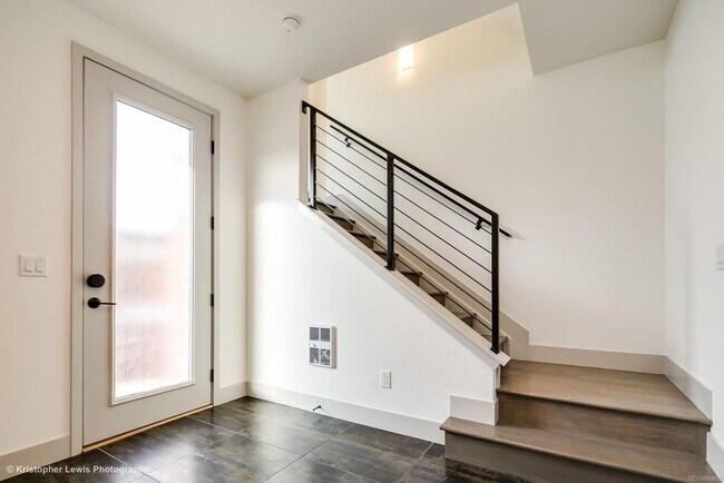 Building Photo - Show Stopper!