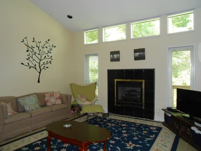 Building Photo - Leasing for 2026 available June 20 - Franklin Street 3 bedroom/2.5 Bath