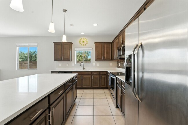 Building Photo - Welcome to this stunning 3-bedroom, 2-bath...