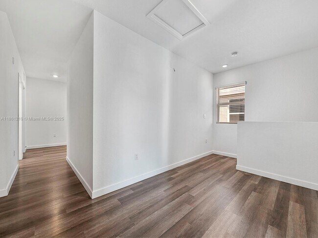 Building Photo - 501 NE 6th Ct