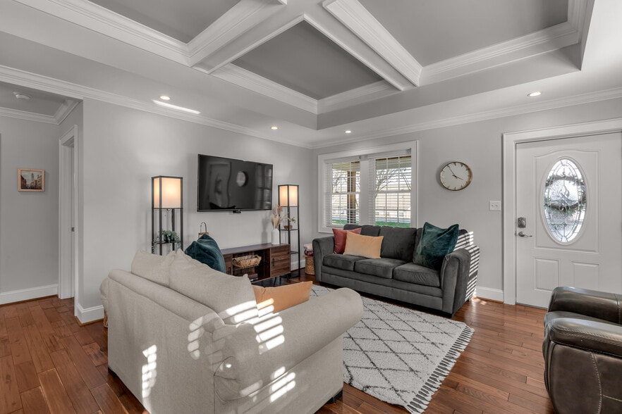 Building Photo - 616 Banks St