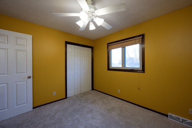 Building Photo - 5 Minute Drive to Zorinsky Lake!!