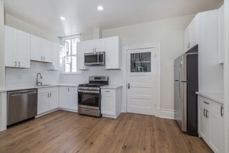 Building Photo - Fully Remodeled, Top Floor 3/2 Full Floor Flat W/ Bonus Room! In-Unit W/D!