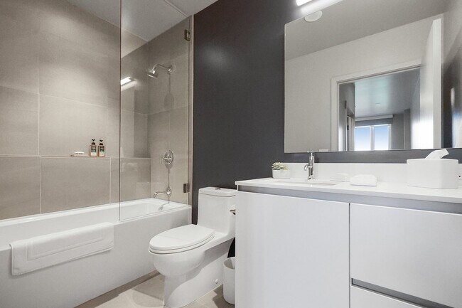 Building Photo - Stunning East facing Pearl District condo ...